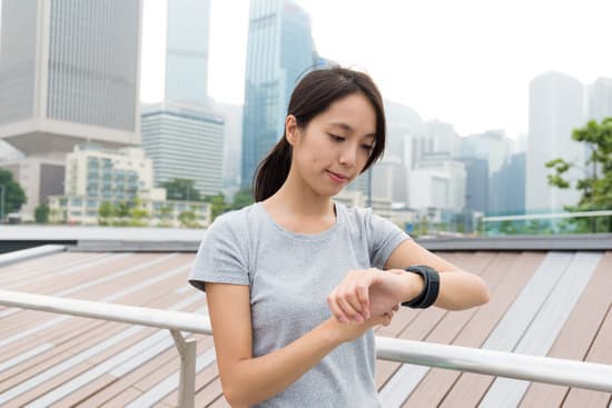 girl using her smartwatch data for fitness tracking