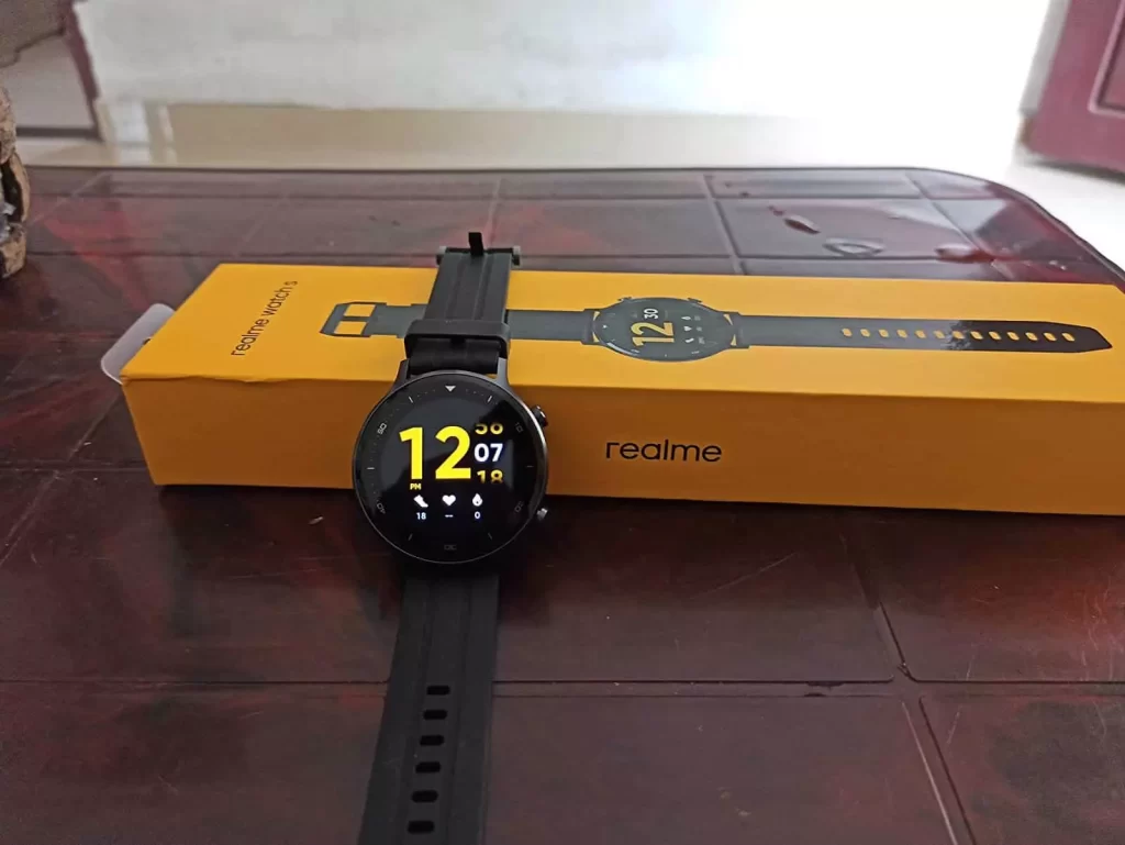 Realme S smartwatch with round shap display